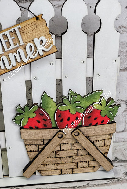 Hand-Painted Wooden Fence and Basket Set – Interchangeable Vignette Décor